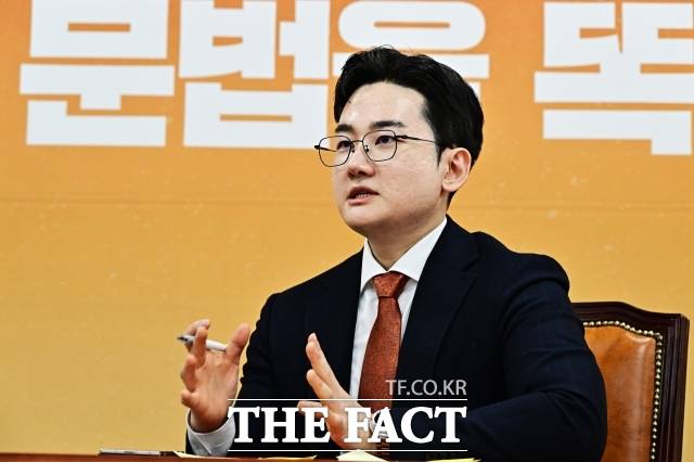 정이한 개혁신당 부산시장 후보는 지난 23일 낙후된 부산을 일으킬 해법으로 '상징적 기업 유치'를 제시했다. /배정한 기자