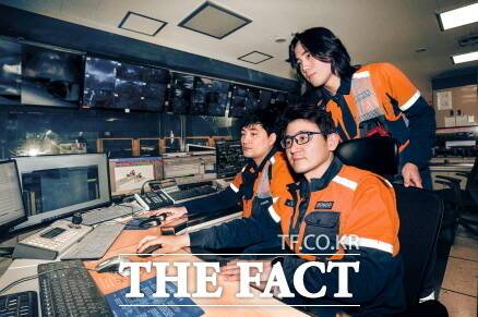 포스코 포항제철소 관계자가 예지정비 시스템을 모니터링하고 있다. /포스코