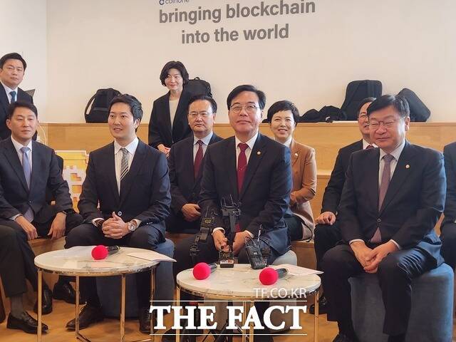 송언석 국민의힘 원내대표(앞줄 오른쪽에서 두 번째)는 25일 오전 서울 여의도 파크원타워 코인원 본사에서 열린 간담회에서 가상자산 과세에 대한 문제를 지적했다. /박지웅 기자