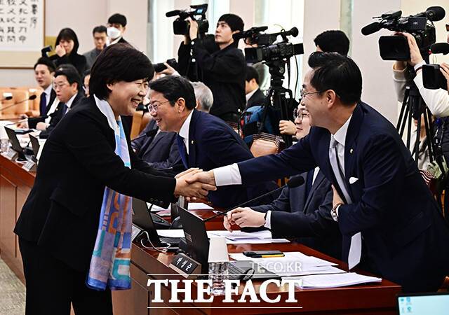 박성준 여당 간사와 인사하는 서영교 특위 위원장(왼쪽).