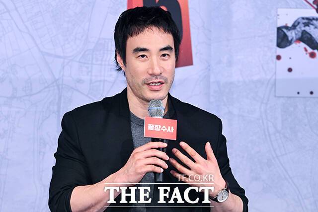 배우 배성우가 25일 오후 서울 용산구 CGV 용산아이파크몰에서 열린 영화 ‘끝장수사’ 언론배급시사회 및 기자간담회에 참석해 인사말을 하고 있다. /서예원 기자