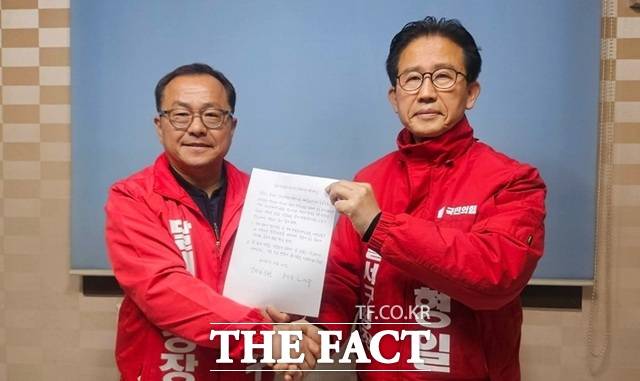 6·3 지방선거 대구시 달서구청장 국민의힘 최종 경선에 나선 홍성주 전 대구시 경제부시장(왼쪽)과 김형일 전 달서구 부구청장이 지난 22일 후보 단일화에 합의하는 모습. /김형일 SNS 갈무리