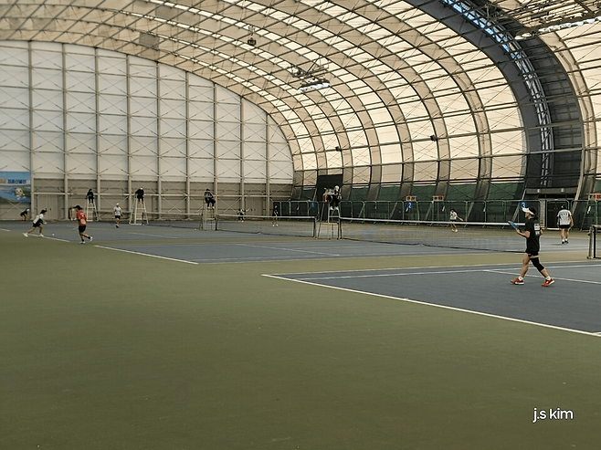 순천시는 뛰어난 정구 인프라를 지녔다. 팔마 실내 하드코트 8개 면 전경.&nbsp;