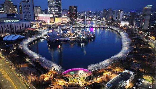 드론으로 찍은 호수벚꽃축제 야경 모습. 송파구 제공.