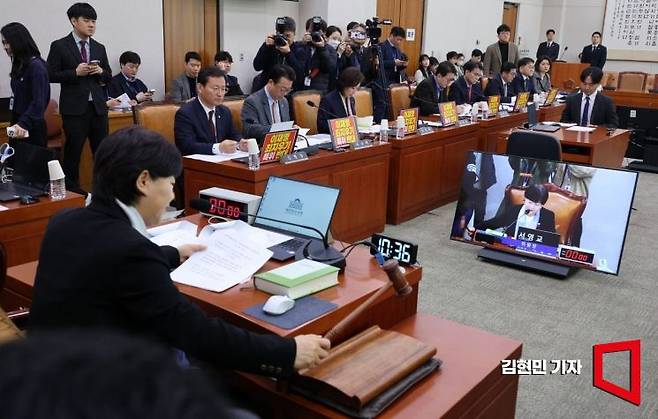 25일 국회에서 열린 윤석열정권정치검찰조작기소의혹 사건진상규명국정조사특별위원회 전체회의에서 서영교 위원장이 의사봉을 두드리고 있다. 2026.3.25 김현민 기자