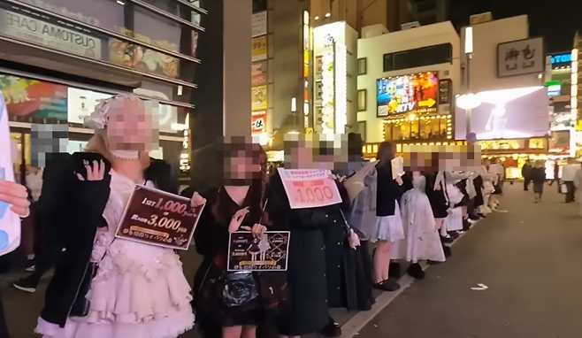 지난 10월 일본 도쿄 신주쿠 가부키초 오쿠보공원 일대에서 성매매 호객 행위를 하는 여성들. 유튜브 도쿄요루산포 캡처