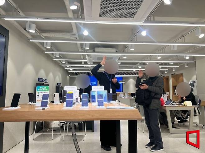 25일 오후 서울 중구에 위치한 한 SKT 대리점에서 고객들이 상담받는 모습. 이은서 기자.