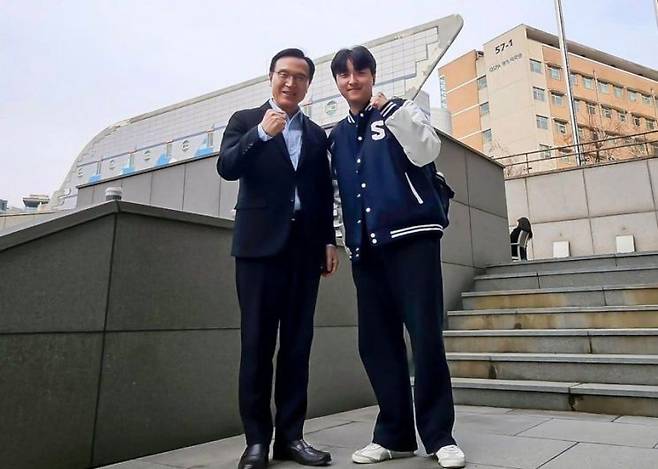 임태희 경기도교육감과 화성 병점고 출신 유하진 씨. 임태희 교육감 페이스북