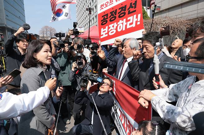 지방선거 국민의힘 대구시장 후보 공천 경선에서 컷오프 된 이진숙 전 방송통신위원회 위원장이 24일 서울 여의도 국민의힘 중앙당사 로비에서 기자회견을 마친 뒤 지지자들에게 인사하고 있다. /남강호 기자
