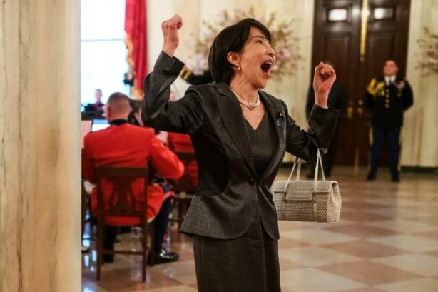 백악관이 만찬 당시 촬영된 사진 모음 중 첫 번째로 배치한 사진. 다카이치가 다소 과장된 모습으로 춤을 추고 있다. /백악관 홈페이지