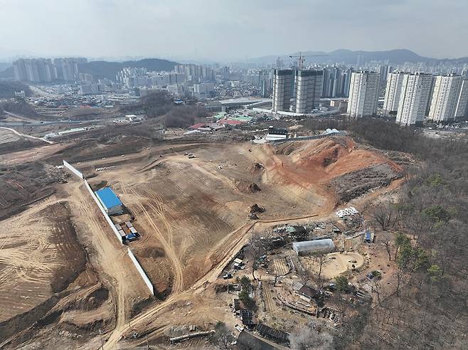 다음달 경기 남양주시 왕숙2지구에서 처음으로 본청약을 진행할 '왕숙 아테라' 아파트 공사 현장. 지하 2층~지상 29층 총 812가구를 분양한다. 왕숙2지구는 주택 1만6000여채와 인구 4만여명을 수용한다. 멀리 사업 부지 뒤편으로 다산신도시가 보인다. /강태민 땅집고 기자