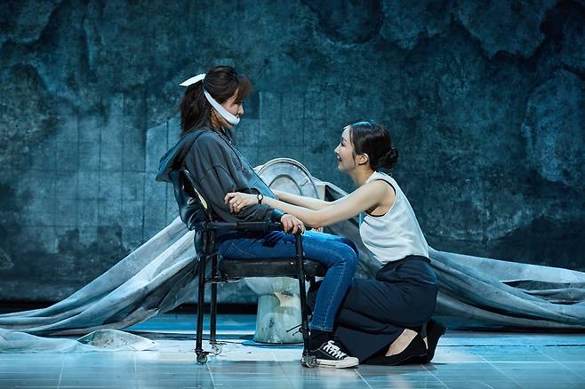 남부럽지 않게 살아온 ‘헤더’(김려원·오른쪽)가 가난하고 고단한 ‘카알라’(권유리)에게 한 거절하기 힘든 제안은 뭘까. 반전에 반전을 거듭한 스릴러 연극 ‘말벌’의 이야기는 후반부로 갈수록 긴장감과 몰입도를 극한까지 끌어올리며 절정으로 치닫는다. /해븐프로덕션