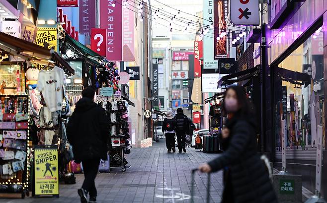 서울 중구 명동 상가밀집 거리가 한산한 모습. /뉴스1