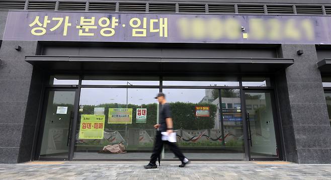 서울 강동구 둔촌동 올림픽파크포레온 내 상가 상업시설 '포레온스테이션 5'에 임대 현수막이 붙어 있다. /뉴스1