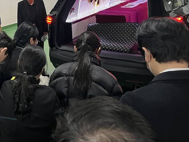 25일 대전 서구 을지대학교병원 장례식장에서 안전공업 화재 희생자의 관이 운구차에 실리자 유족들이 고개를 숙인 채 마지막 인사를 하고 있다. 우수아 수습기자
