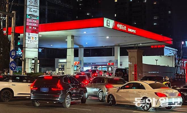 중국이 24일부터 휘발유 가격을 L당 0.85위안(약 180원) 인상한 가운데 23일 오후 9시 30분경 베이징 차오양구의 주유소에서 가격 인상 전에 휘발유를 넣으려는 차들이 길게 줄을 서 있다. 베이징=김철중 특파원 tnf@donga.com