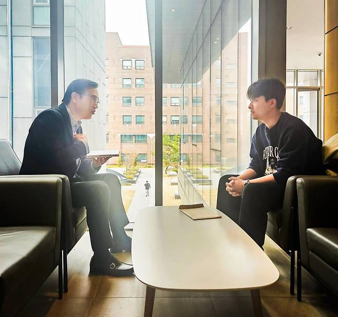 임태희 경기도교육감이 의대·한의대·약대에 모두 합격하고도 서울대 사범대를 선택한 유하진 씨와 만났다. 임 교육감 페이스북 캡처