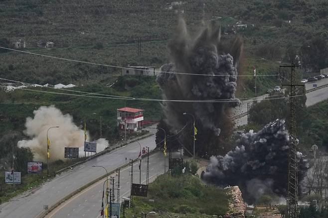 이스라엘이 헤즈볼라 위협 제거를 명분으로 병력을 투입해 지상전을 이어가고 있는 레바논 남부를 ‘방어적 완충지대(defensive buffer)’로 만들겠다고 밝혔다. 사실상 점령 수순에 접어들었다는 분석이 나온다. 사진은 22일(현지 시간) 레바논 남부 티레 인근 카스미예 다리에서 이스라엘 공습으로 연기가 치솟는 모습. 티레=AP 뉴시스