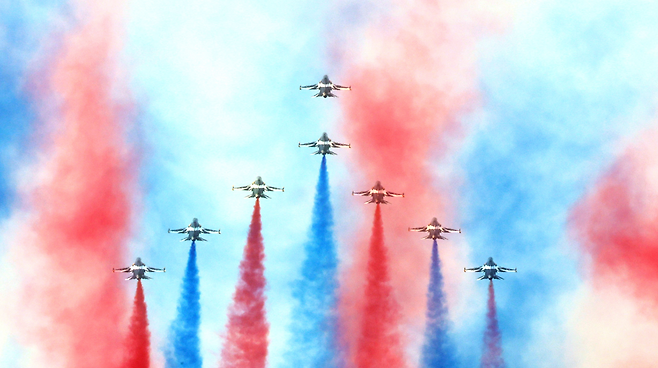 25일 오후 경남 사천시 KAI(한국항공우주)에서 열린 KF-21 양산 1호기 출고식에서 블랙이글스의 축하 비행이 펼쳐지고 있다. 사천= 청와대사진기자단