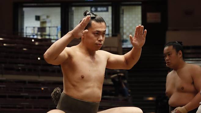 스모 시합 전 ‘치리초우즈(塵手水)’ 의식을 하고 있는 우루토라. 이 자세는 양손에 무기가 없다는 것을 보이는 스모 경기 전 의식이다. 엑스 @sumokyokai 갈무리