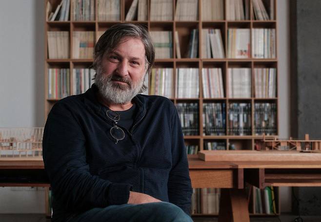 2026년 프리츠커 건축상 수상자인 칠레 건축가 스밀랸 라디치. 사진 출처 프리츠커상 공식 홈페이지