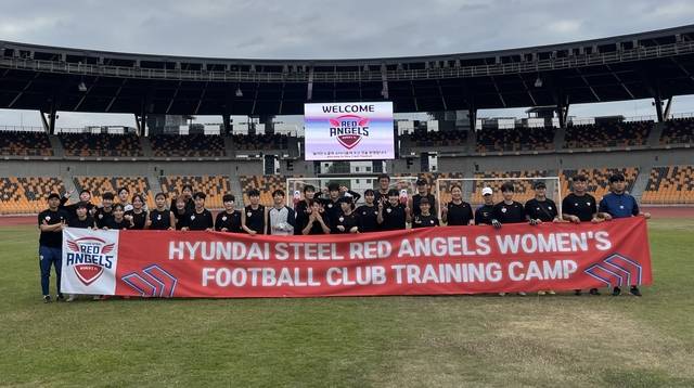 올해 초 필리핀 전지훈련에 참가한 인천 현대제철 레드엔젤스 선수들이 기념사진을 촬영하고 있다. 현대제철 제공.