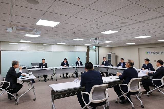 강승준(왼쪽 첫번째) 신용보증기금 이사장이 지난 23일 서울 마포 프론트원에서 중동 상황 관련 긴급 점검회의를 하고 있다. [신용보증기금 제공]