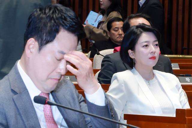 국민의힘 장동혁 대표가 9일 국회에서 열린 의원총회에 참석해 송언석 원내대표 발언을 듣고 있다. 장 대표 오른쪽은 서울시당위원장인 배현진 의원. [연합뉴스]