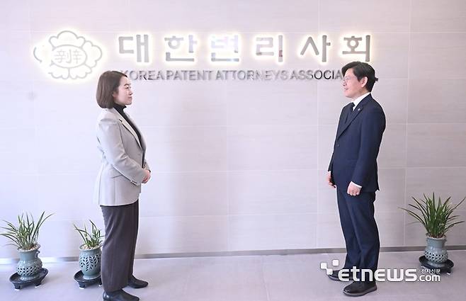 김지선 SW/AI산업부 부장(왼쪽)이 전종학 대한변리사회 회장과 인터뷰를 진행했다. 박지호기자 jihopress@etnews.com