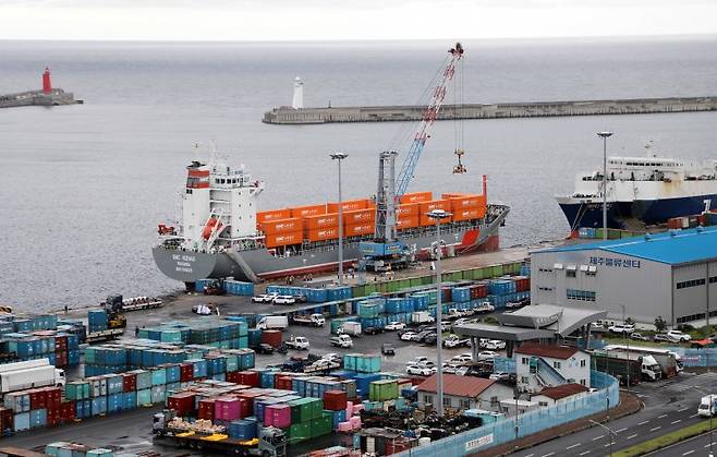 제주항 전경. 2월 제주 수출이 4172만달러(약 609억원)로 전년 동월 대비 97.6% 증가하며 전국 증가율 2위를 기록했다. 반도체 수출은 3159만달러(약 461억원)로 제주 전체 수출의 75.7%를 차지하며 실적 급증을 이끌었다. /사진=뉴스1