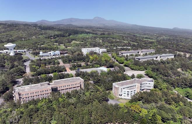 하원테크노캠퍼스로 조성된 제주 서귀포시 하원동 옛 탐라대학교 전경. 제주특별자치도가 위성 제조부터 해상 발사, 지상국 관제, 데이터 활용까지 잇는 우주산업 원스톱 공급망 구축에 속도를 내고 있다. /사진=제주특별자치도 제공