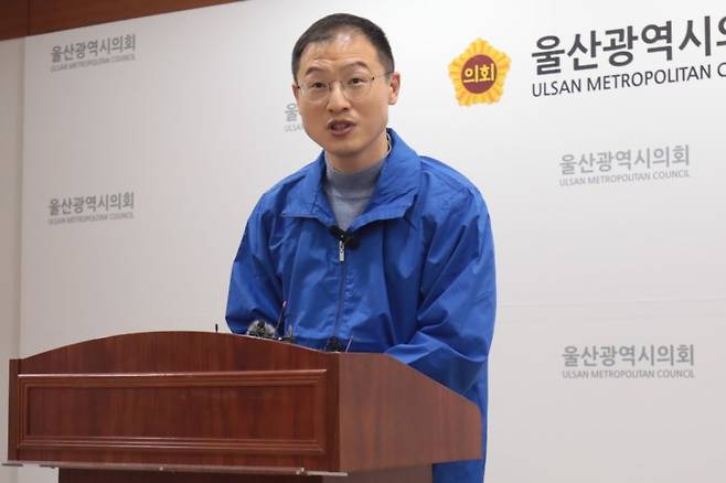 6.3지방선거 더불어민주당 울산시장 후보인 김상욱 의원이 25일 울산시의회 프레스센터에서 기자회견을 열고 선거 운동 방향을 설명하고 있다. 김 후보는 극우 세력을 제외한 모든 세력과 손잡을 것이고 선거 때마다 나오는 흑색선전 등 구태의연한 행위들을 타파하겠다고 밝혔다. 뉴스1