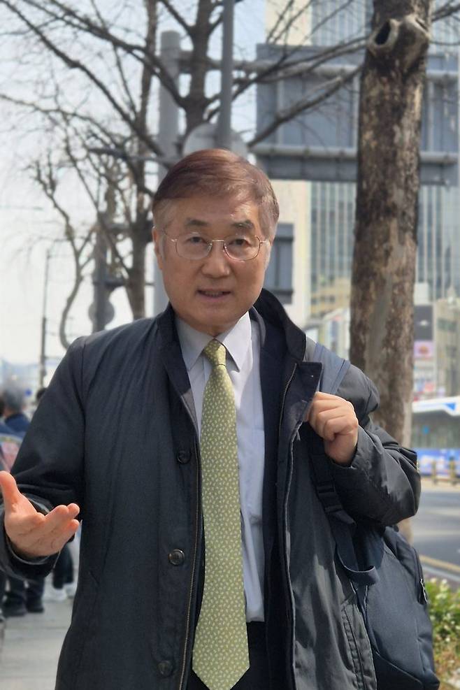 마영삼 전 이스라엘 대사가 26일 서울 광화문에서 본지와 인터뷰를 마친 후, 중동 정세에 대해 설명을 이어가고 있다. 사진=조은효 기자