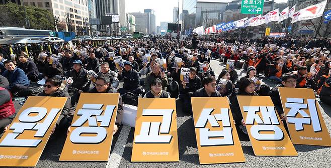 개정 노동조합법(노란봉투법) 시행 첫날인 10일 오후 서울 종로구 세종대로에서 열린 ‘민주노총 투쟁 선포대회’에 참가한 간접고용·하청·플랫폼 노동자 등이 실질적인 사용자인 ‘진짜 사장’ 원청과 단체교섭을 요구하는 구호를 외치고 있다. 김정효 기자 hyopd@hani.co.kr