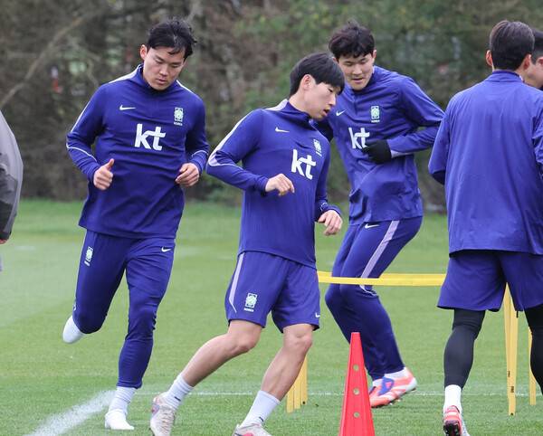 유럽원정 첫 현지 훈련에 나선 축구대표팀의 주포 오현규(왼쪽). 밀턴킨스/연합뉴스