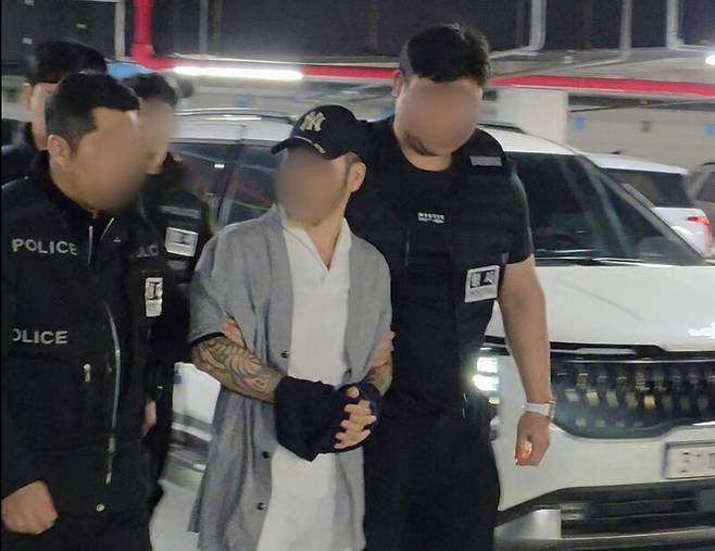 인천공항을 통해 입국한 ‘마약왕’ 박왕열이 25일 아침 경기북부경찰청 광역범죄수사대로 호송되고 있다. 송상호 기자