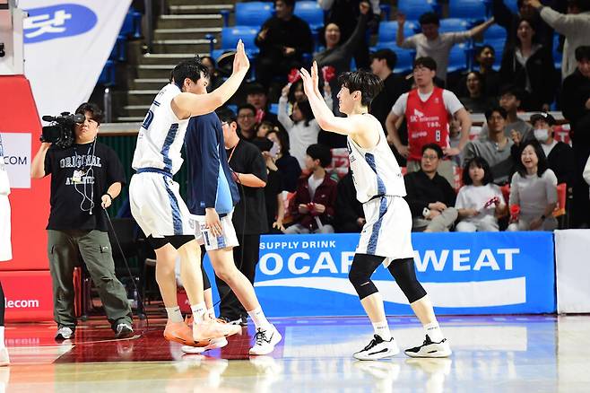 25일 서울 잠실학생체육관에서 열린 2025~2026 남자프로농구(KBL) 고양 소노와 서울 에스케이(SK) 경기의 한 장면. 한국농구연맹 제공