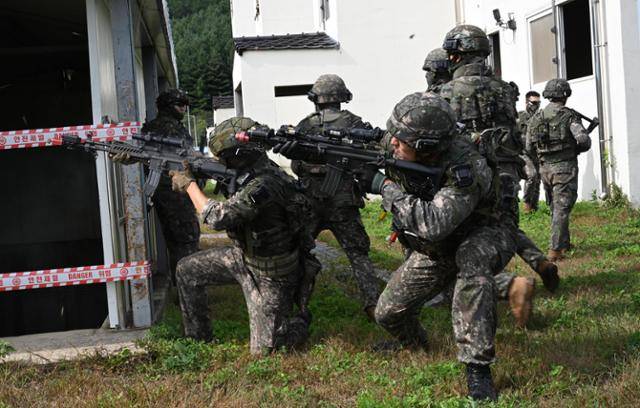 군인들이 25일 강원 인제군 육군 과학화훈련단 훈련장에서 열린 제3회 국제과학전투 경연대회에 참여하고 있다. 인제=사진동공취재단