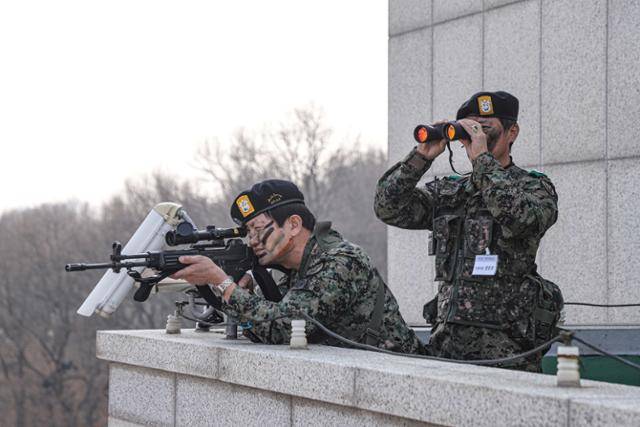 특수전사령부 복무 경험이 있는 예비역으로 구성된 특전예비군이 지난해 경기 구리시 구리시청에서 예비군 작계훈련을 하고 있다. 육군 55사단 제공, 연합뉴스