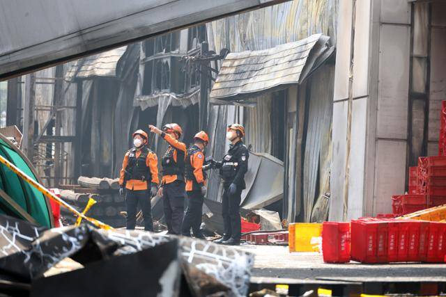 24일 대전 대덕구에 위치한 안전공업 화재 현장에서 소방당국 관계자들이 현장 감식을 벌이고 있다. 연합뉴스