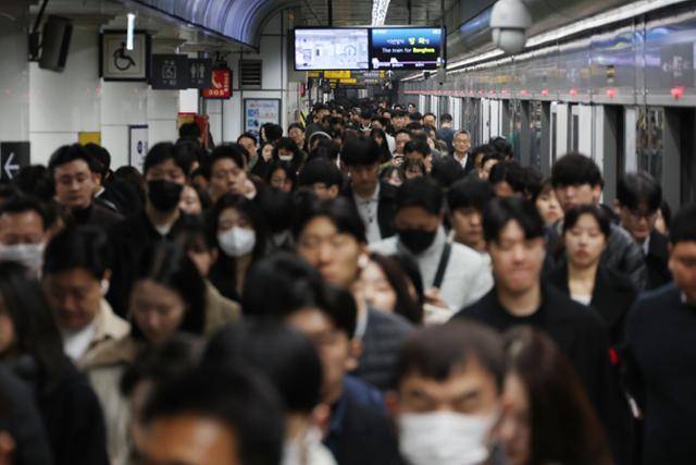 17일 서울 시내의 한 지하철역 내 승강장이 이용객들로 붐비고 있다. 연합뉴스