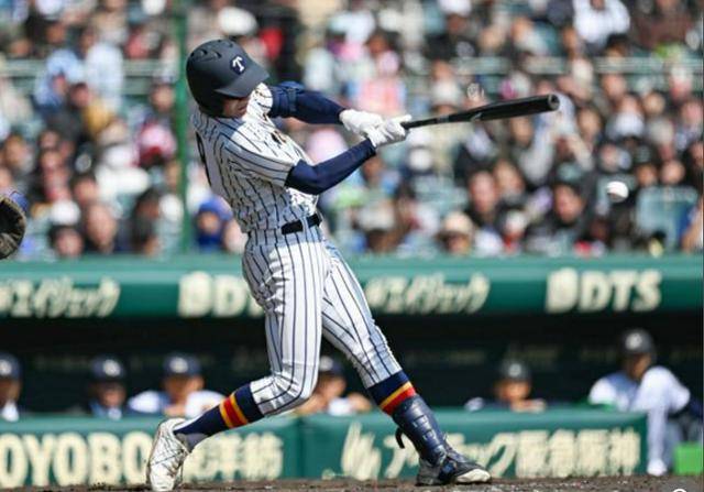 테이쿄 고교 5회말 1사 만루 상황 메다이(2년) 적시 2타점 2루타.사진=아사히 신문