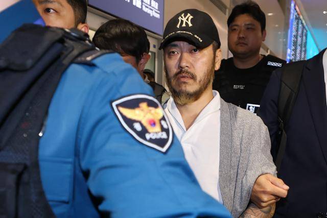 필리핀에서 복역 중이던 이른바 마약왕 박왕열(48)이 25일 한국으로 송환, 인천국제공항에서 이송되고 있다. 공동취재