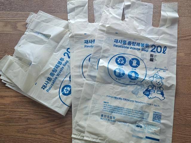 서울 용산구 주민 이모씨가 최근 구매한 20리터 종량제 봉투 30장. 독자 제공