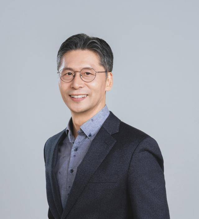 이주완(59) 인더스트리 애널리스트. 서울대와 동 대학원에서 금속공학 학사 석사 박사 학위를 받고 과학기술부 사무관을 거쳐 SK하이닉스에서 책임연구원을 지냈다. 포스코경영연구원과 하나금융경영연구소 연구위원도 거쳤다. 저서로는 '반도체 패권전쟁' 등이 있다. 본인 제공