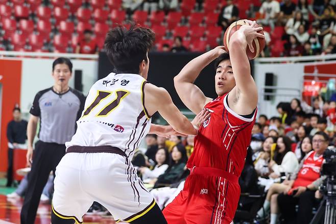 부상으로 현대모비스를 떠난 옥존(오른쪽). KBL 제공