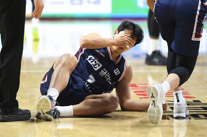 KCC 허훈이 21일 부산 사직체육관에서 열린 삼성과의 홈경기 1쿼터 중 칸터와 충돌한 뒤 코 통증을 호소하고 있다. 사진=KBL