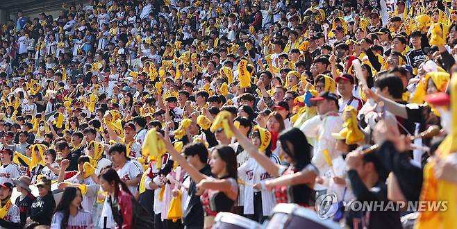 2025년 3월 22일 2025 신한 SOL 뱅크 KBO리그 정규시즌 개막전 롯데 자이언츠와 LG 트윈스의 경기가 열린 서울 잠실야구장에서 찾은 LG 팬들이 응원전을 펼치고 있다. 사진=연합뉴스