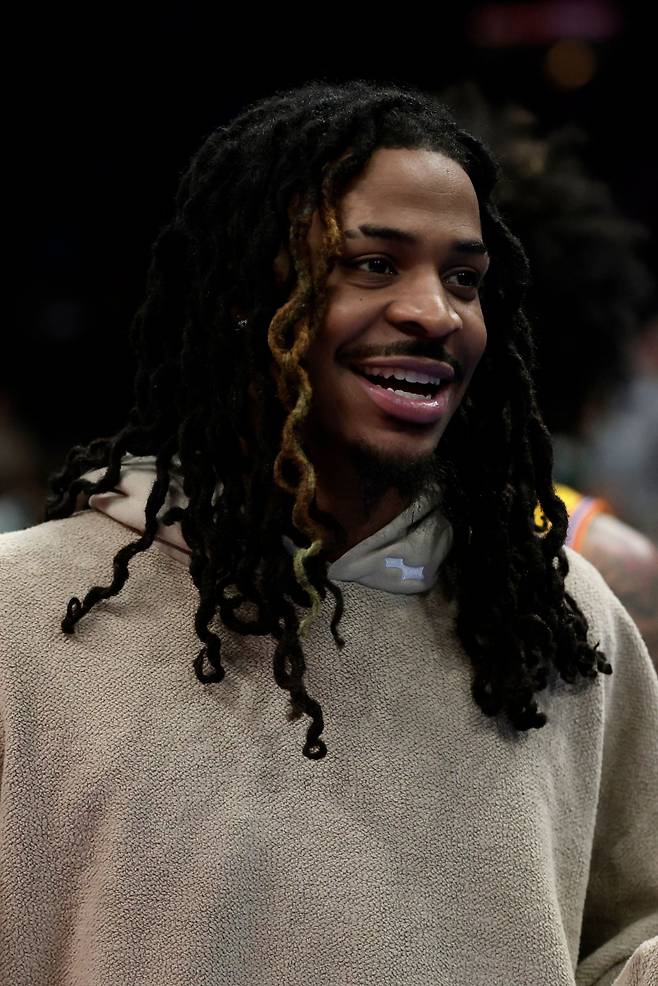 <yonhap photo-3023="">팔꿈치 부상으로 시즌 아웃 판정을 받은 자 모란트. [AFP=연합뉴스]</yonhap>