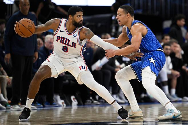 <yonhap photo-2682=""> Philadelphia 76ers forward Paul George (8) is defended by Orlando Magic guard Desmond Bane, right, during the second half of an NBA basketball game, Friday, Jan. 9, 2026, in Orlando, Fla. (AP Photo/Phelan M. Ebenhack)/2026-01-10 13:13:32/ <저작권자 ⓒ 1980~2026 ㈜연합뉴스. 무단 전재 재배포 금지, AI 학습 및 활용 금지></yonhap>